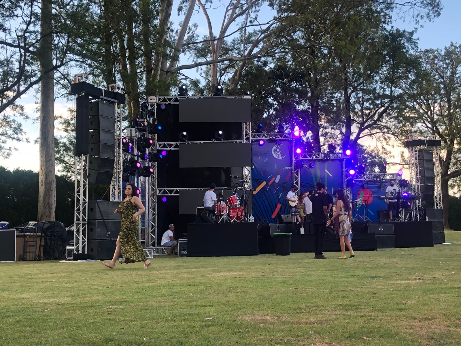 Palco de show com iluminação montado no gramado da Xakara