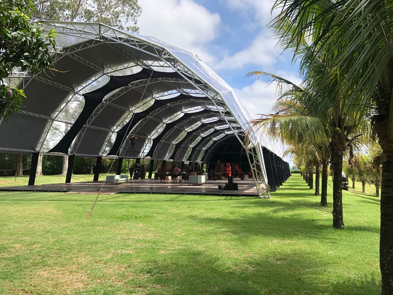 Tendas em arco montadas no jardim da Xakara para convenção corporativa