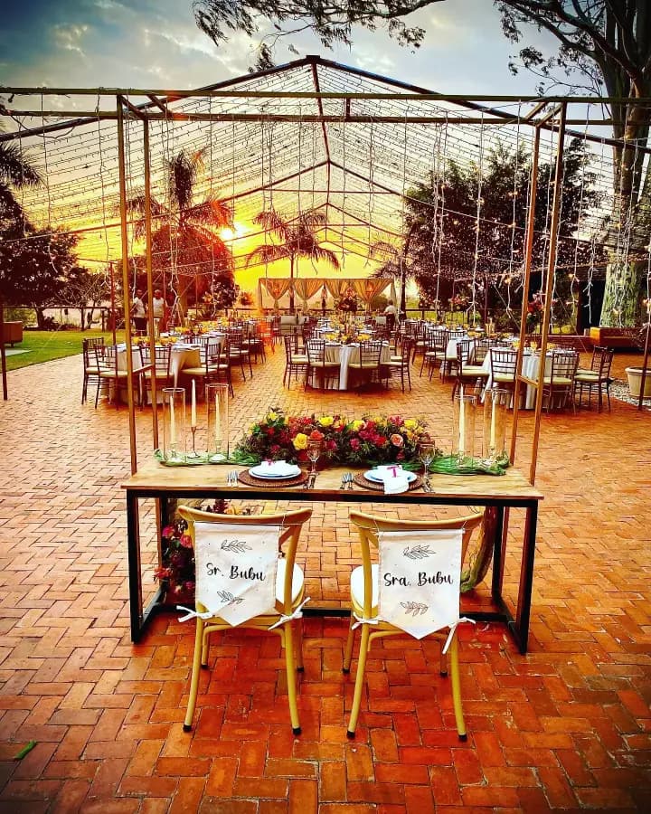 Estrutura coberta transparente montada para casamento na Xakara Eventos