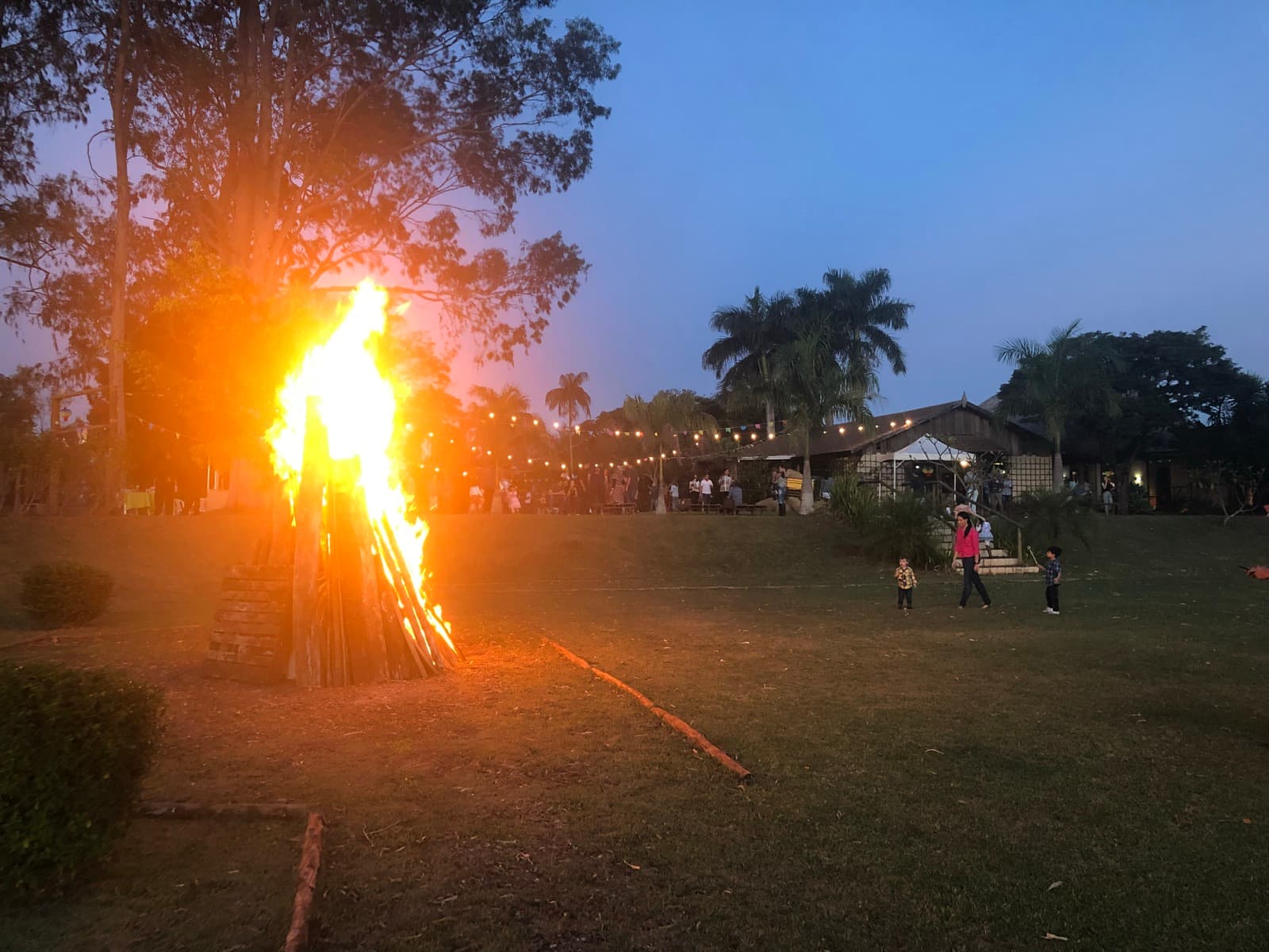 Fogueira acesa em festa junina na Xakara ao anoitecer