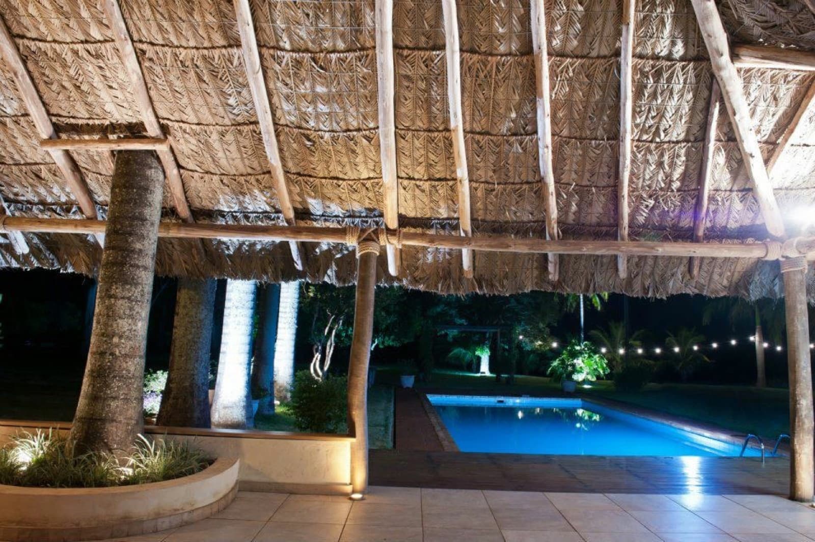 Piscina da Xakara iluminada à noite