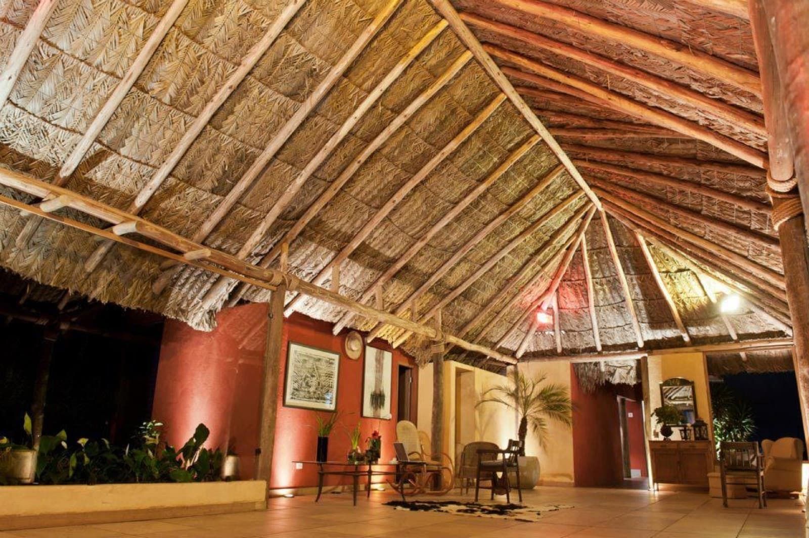 Interior do salão de sapê preparado para festa