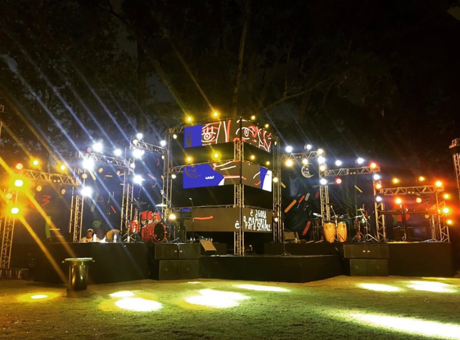Palco de show iluminado no gramado da Xakara