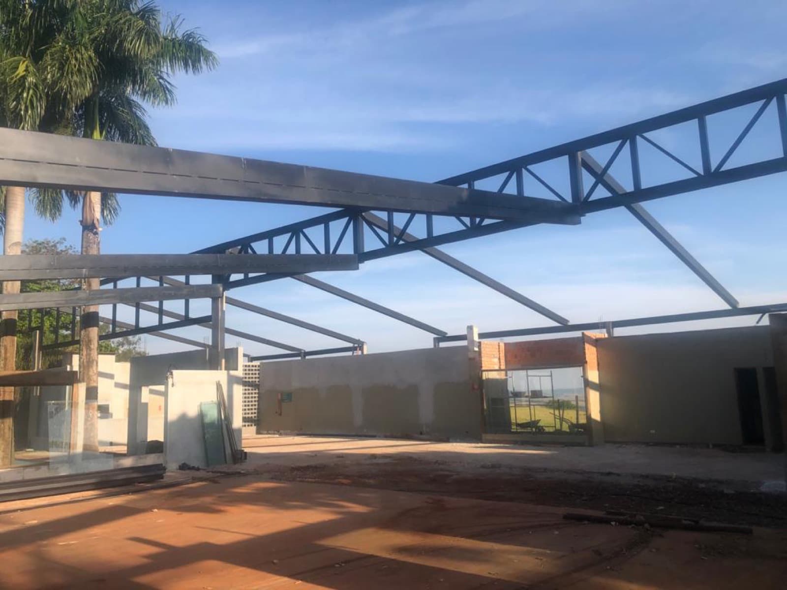 Estrutura metálica do novo salão em construção