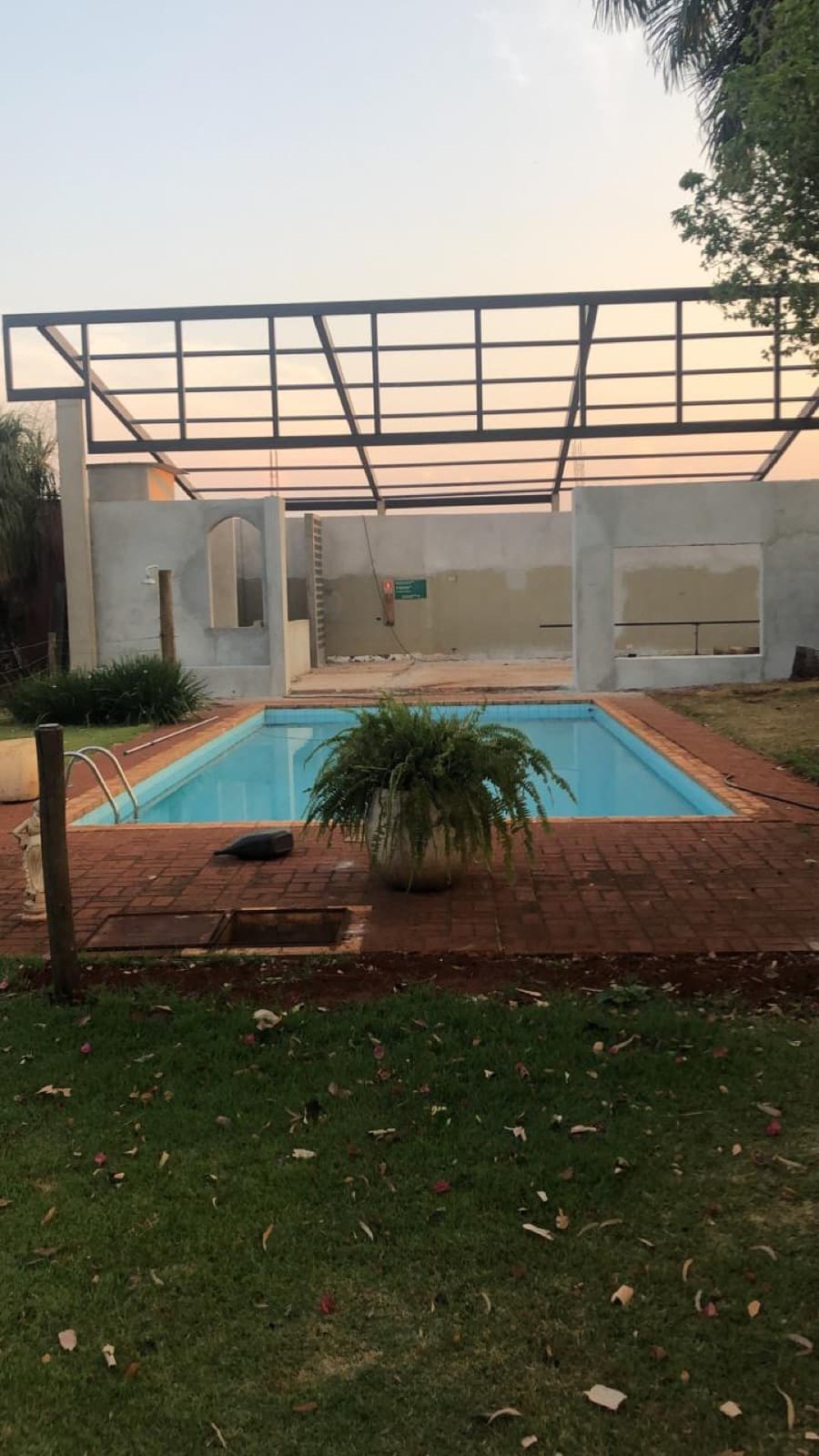 Piscina reformada durante as obras