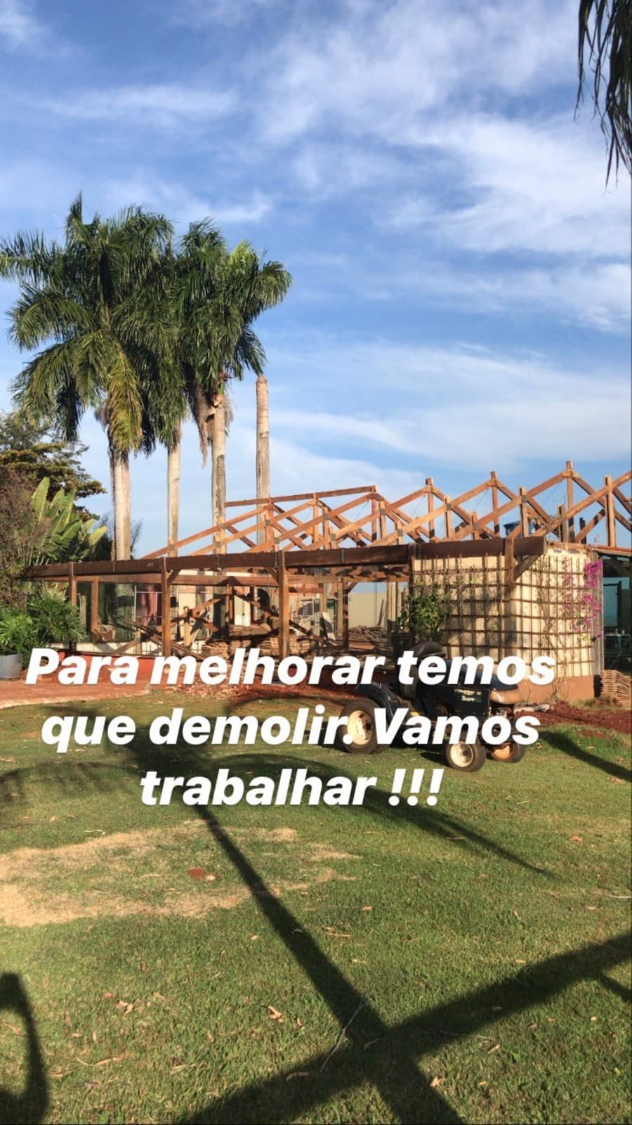 Registro da obra com a frase para melhorar temos que demolir