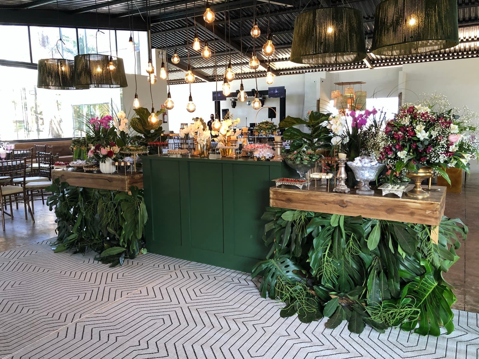Estação de buffet decorada com flores no salão da Xakara