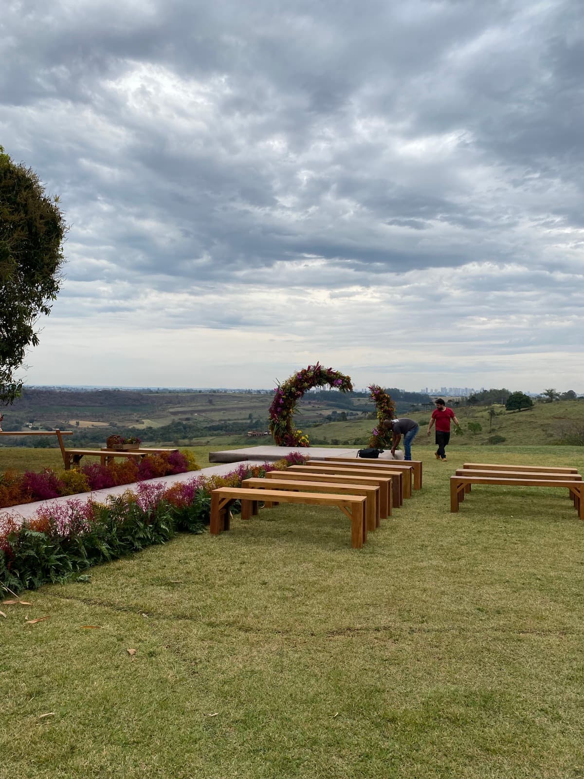 Cerimônia montada no gramado com arco de flores