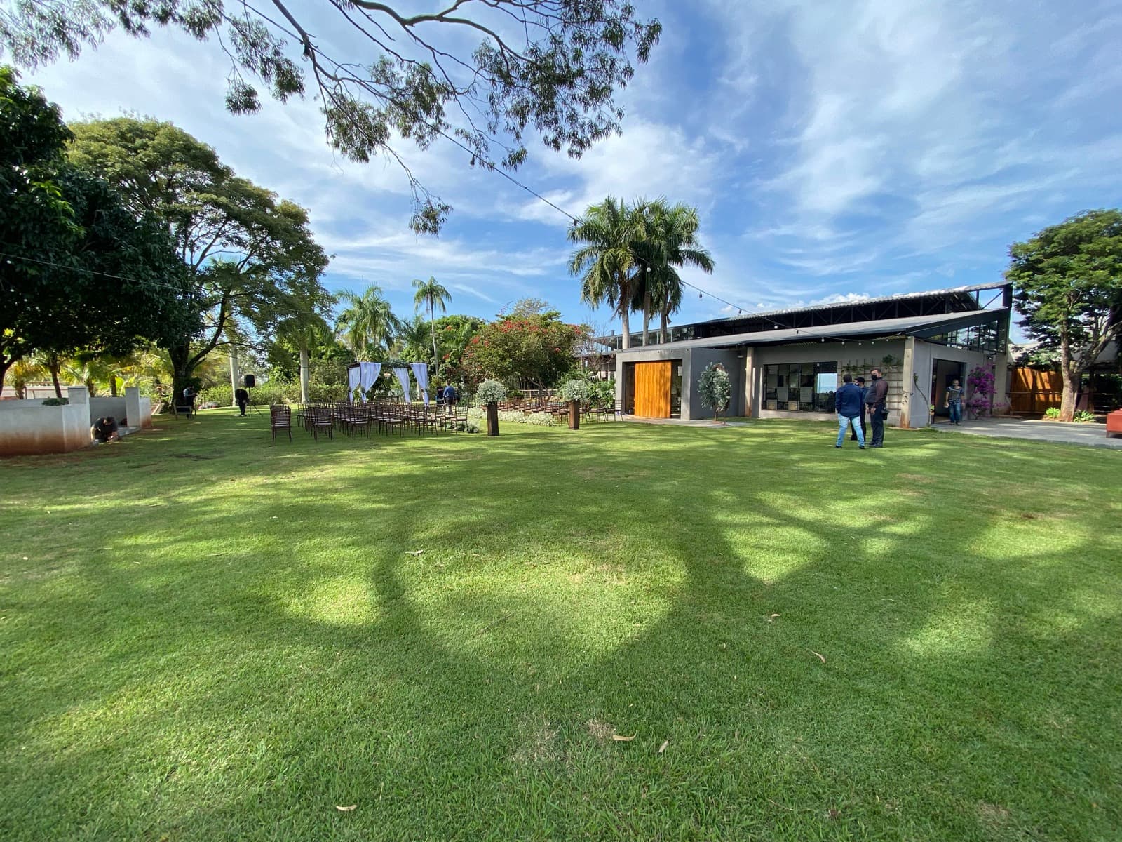 Salão novo da Xakara visto do jardim