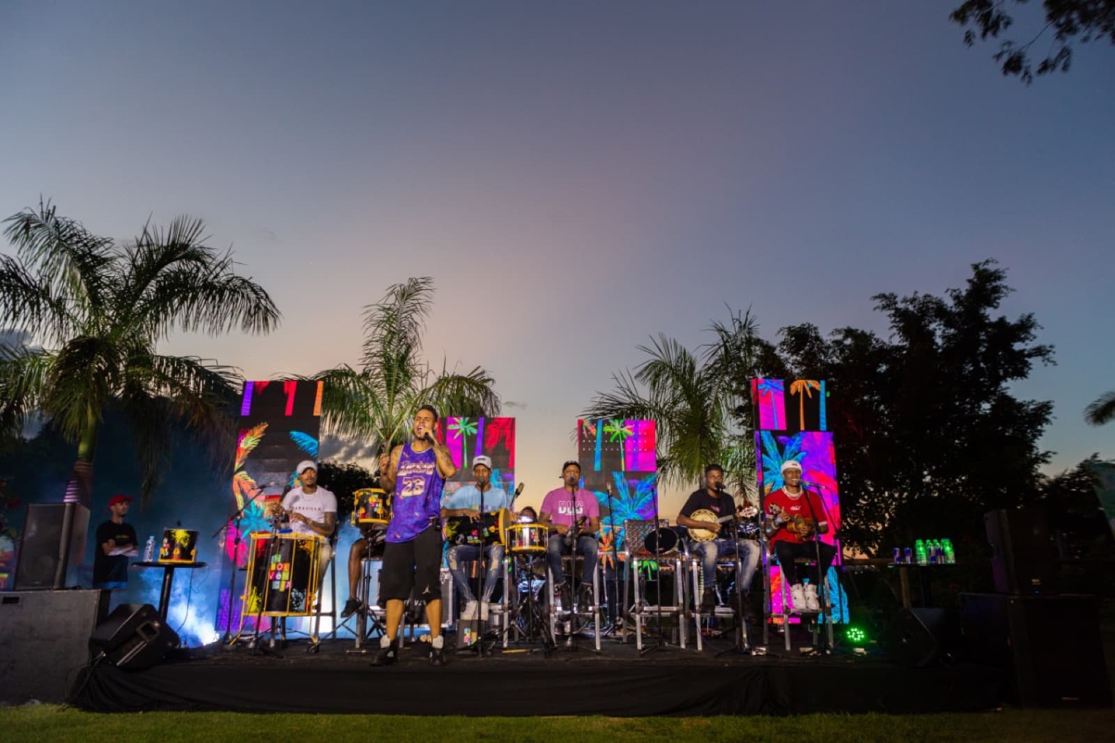 Banda se apresentando à noite na Xakara