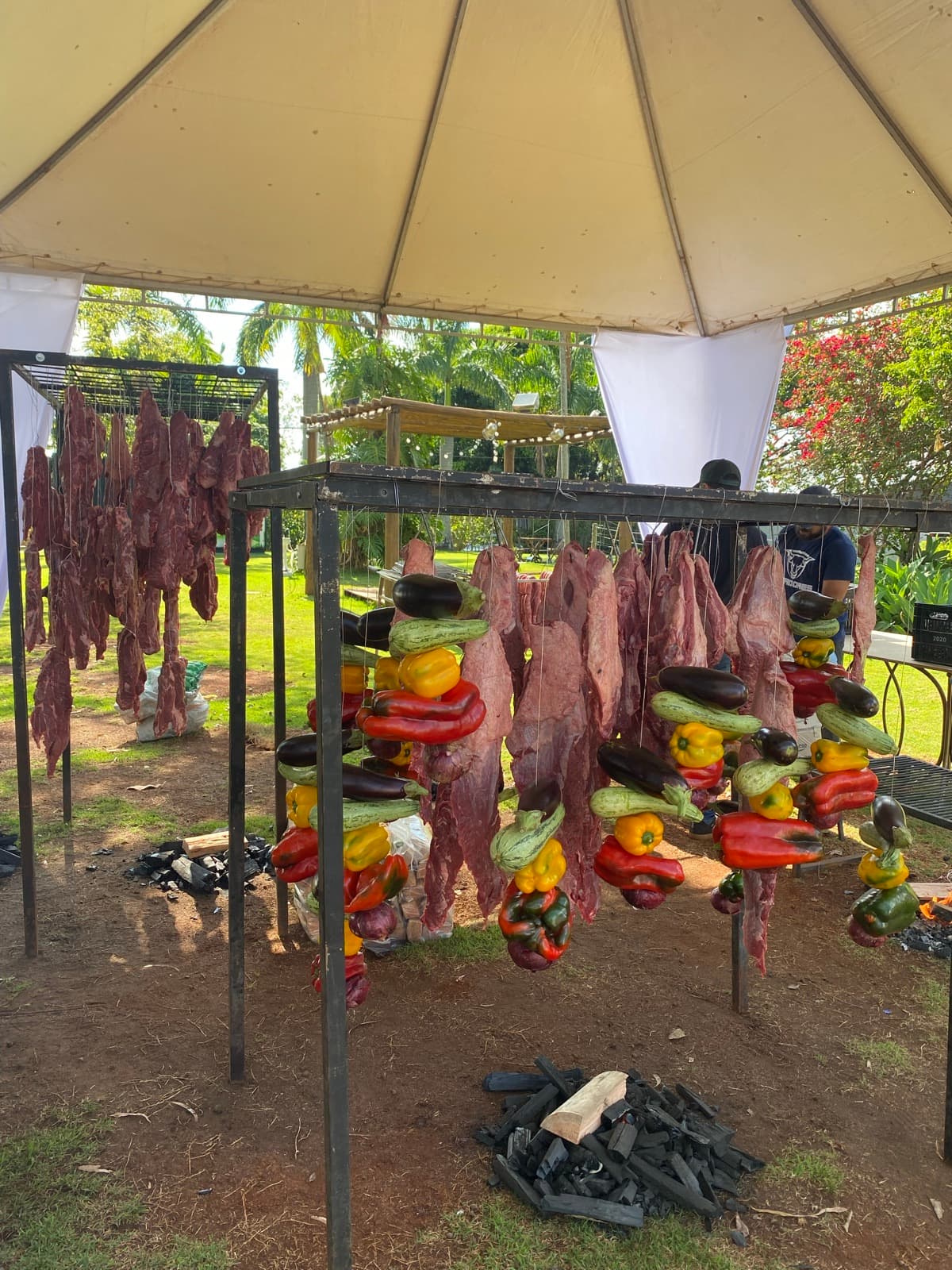 Carnes no varal em churrasco fest na Xakara