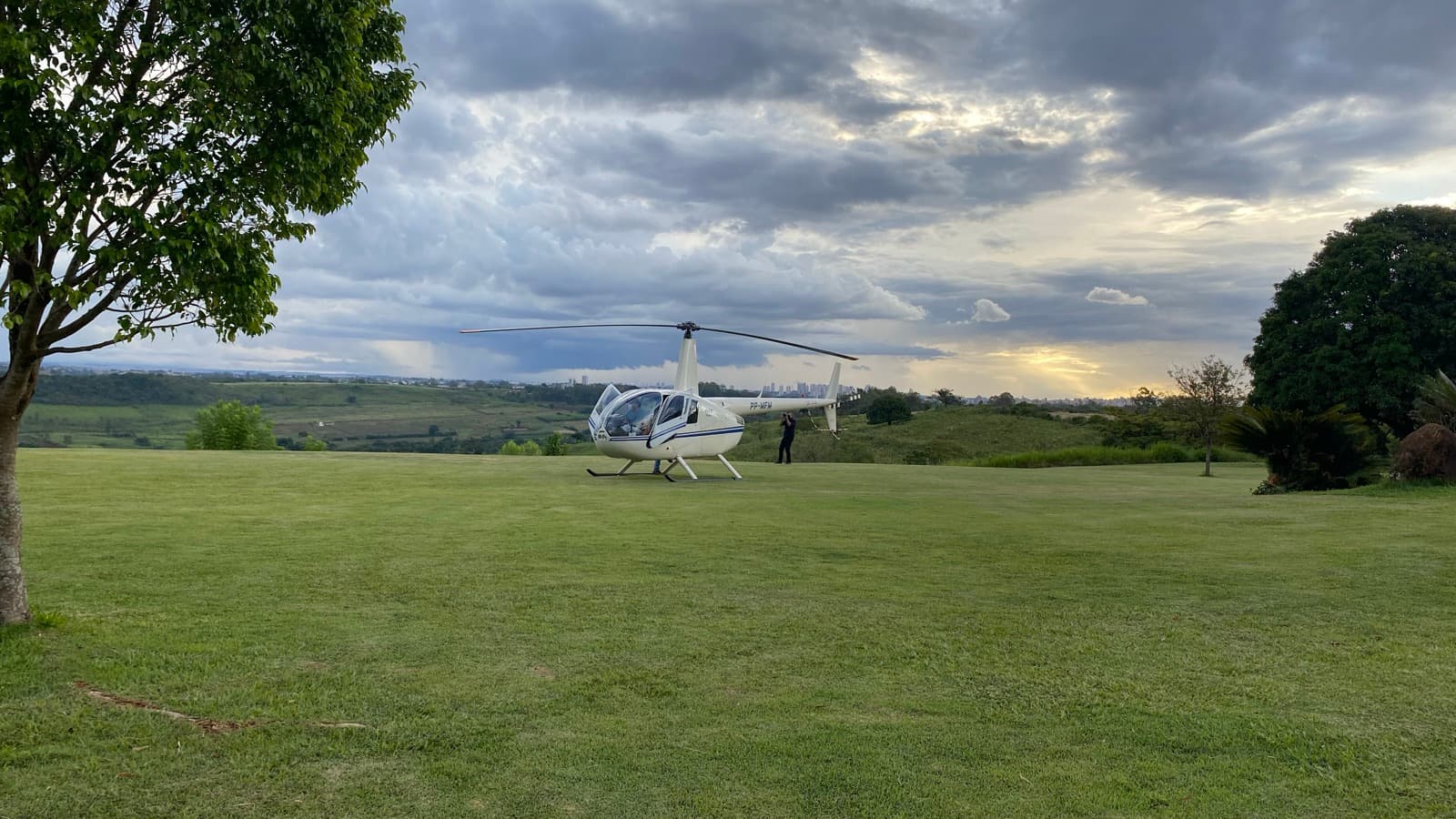 Helicóptero pousado no gramado da Xakara