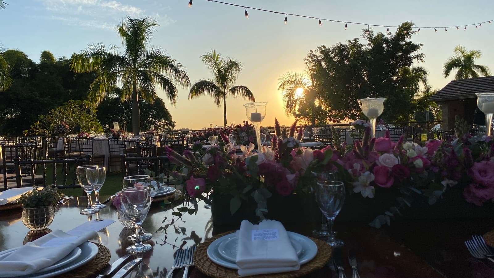 Mesa de jantar de gala ao pôr do sol com vista da cidade na Xakara