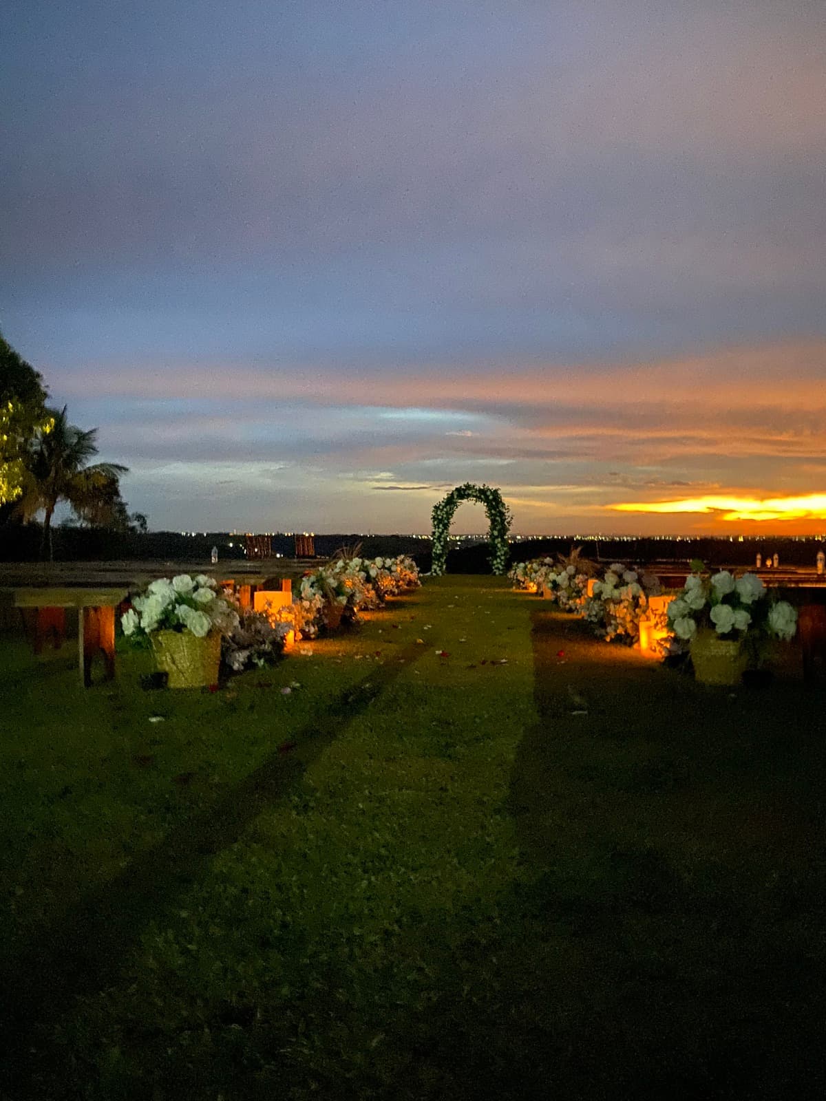 Cerimônia noturna com arco iluminado na Xakara