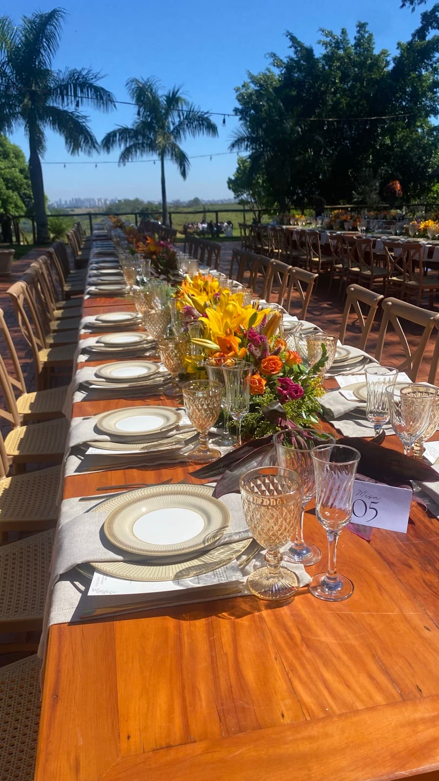 Mesa comprida posta com flores no The Wedding Terrace