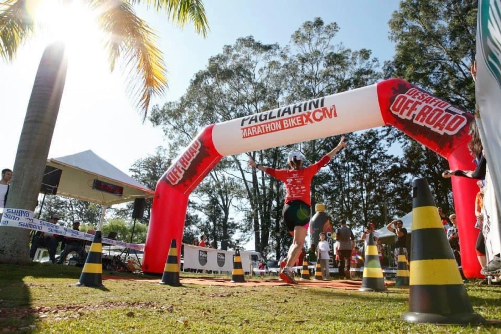 Largada de corrida offroad e de bike no gramado da Xakara