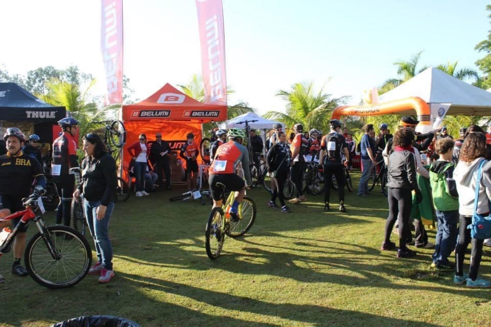 Público e ciclistas em evento offroad na Xakara